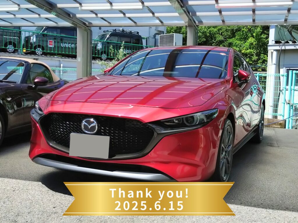 呉市O様に納車されたマツダ3 20Sツーリングを記念撮影